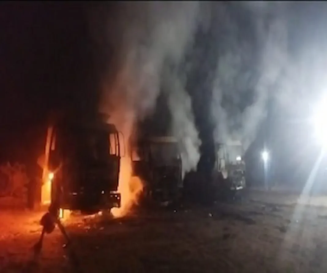 Naxalites Burnt 14 Vehicles