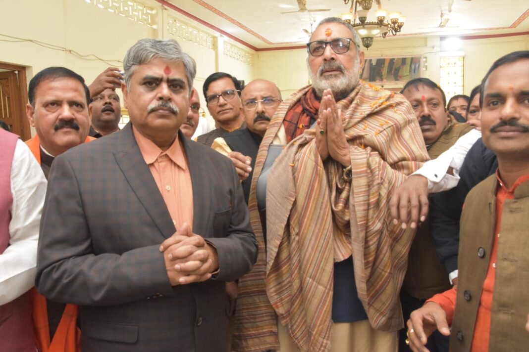 Union Minister Giriraj Singh offers prayers at Ram Temple in Balconaga