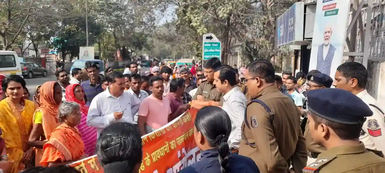 CPI reached Collectorate by foot march