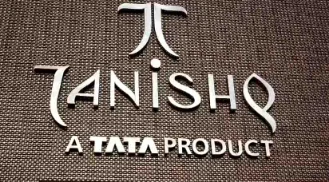 loot in tanishq jewellery shop