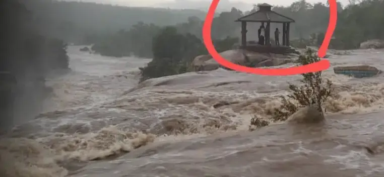 5 people trapped in the flood