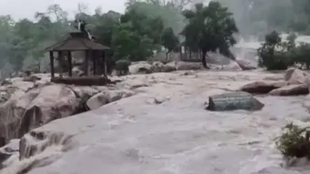 5 people trapped in the flood