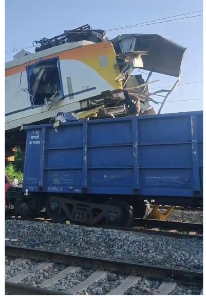 Major train accident in CG, many killed