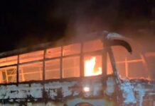 CG BREAKING : बरातियों से भरी बाराती बस मे लगी भीषण आग, बस हुई राख मे तब्दील, पुलिस कर रही हैं जाँच : देखें वीडियो CG BREAKING